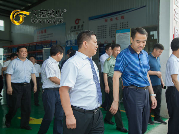 嘉祥縣縣委書記周生宏，視察天蘊漆業(yè)公司