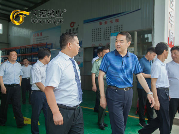 嘉祥縣縣委書記周生宏，視察天蘊漆業(yè)公司