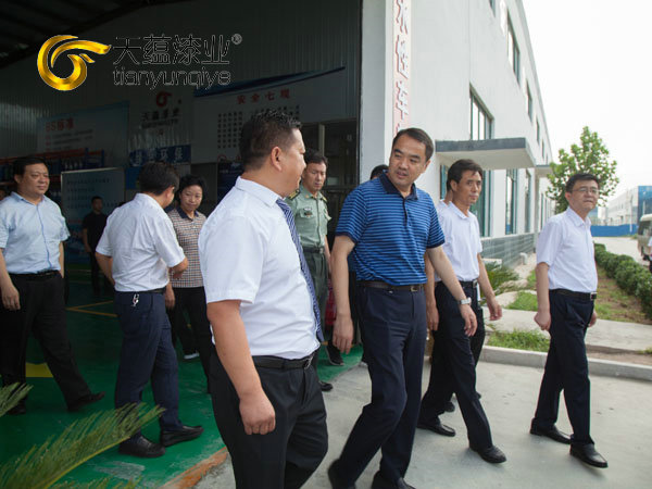 嘉祥縣縣委書記周生宏，視察天蘊漆業(yè)公司
