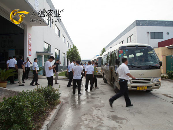 嘉祥縣縣委書記周生宏，視察天蘊漆業(yè)公司