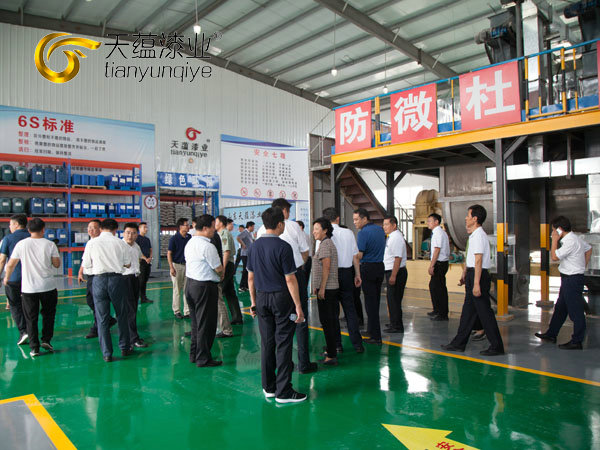 嘉祥縣縣委書記周生宏，視察天蘊漆業(yè)公司